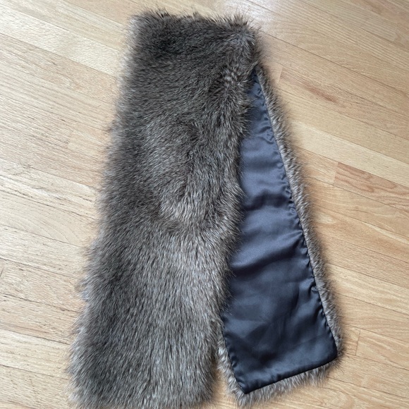 The Limited Faux Fur Scarf In Excellent Condition - Picture 2 of 5
